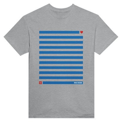 Notre Tshirt gris clair "Azur" avec un design original imprimé sur le torse d'une marinière bleu avec un détail de coeur rouge