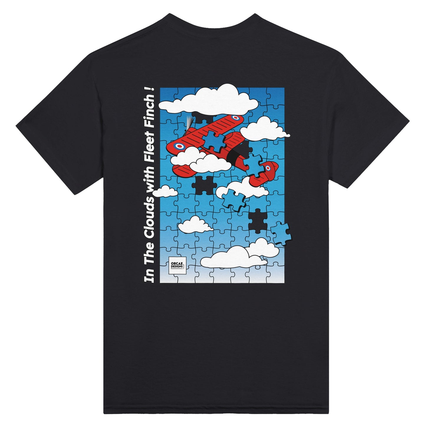 Notre Tshirt Fleet Finch imprimé dans le dos, le design représente le petit avion rouge sur fond de ciel 