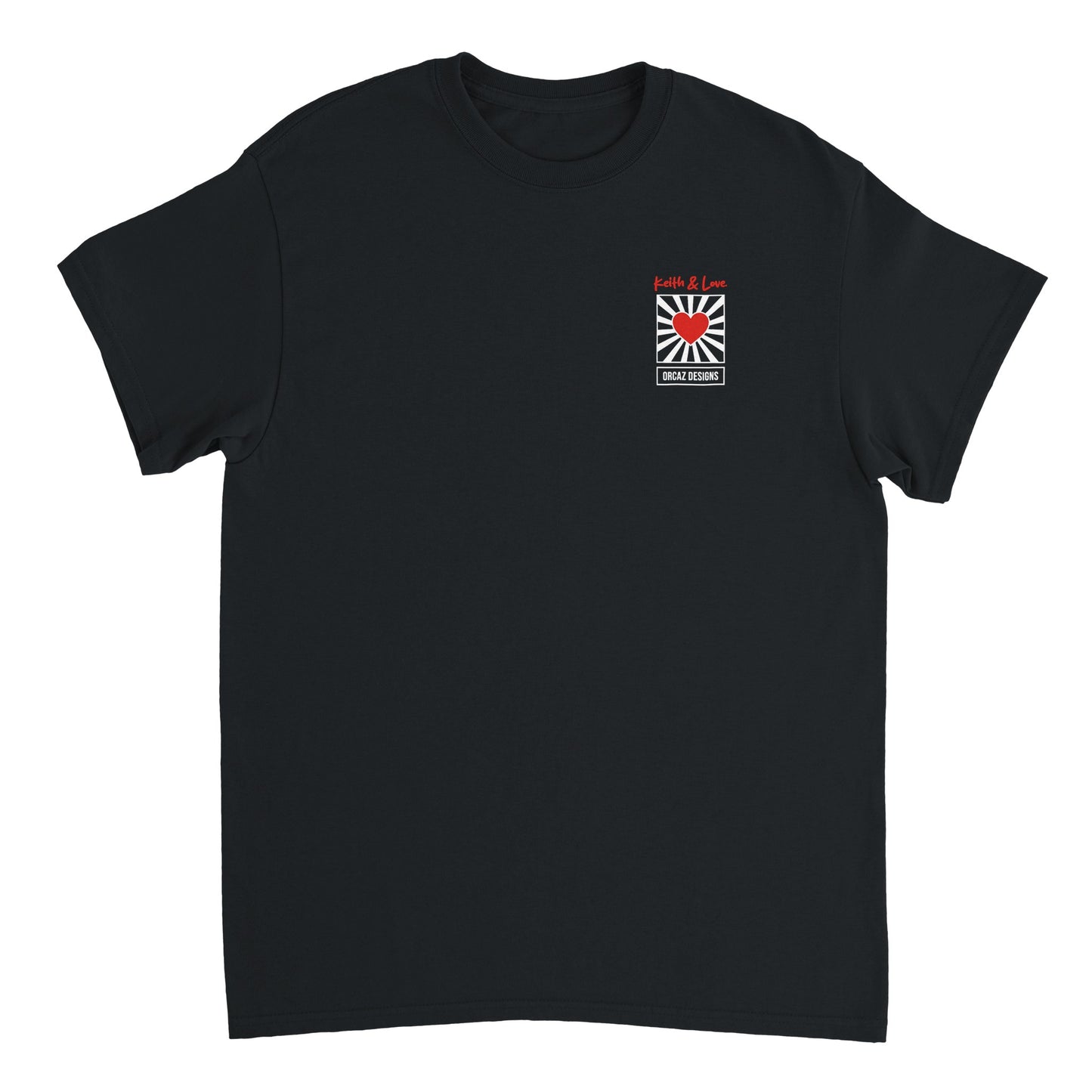 Tshirt noir Orcaz Designs avec une illustration sur le torse qui peut rappeler celle de Keith Haring. L'illustration représente un coeur rayonnant dans un carré, on peut lire "Keith & love" juste au-dessus en rouge