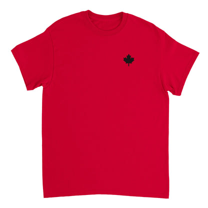 Notre Tshirt rouge à col rond 100% coton brodé sur le coeur d'une feuille d'érable noire, symbole du Canada, pays du sirop d'érable et des caribous ! 