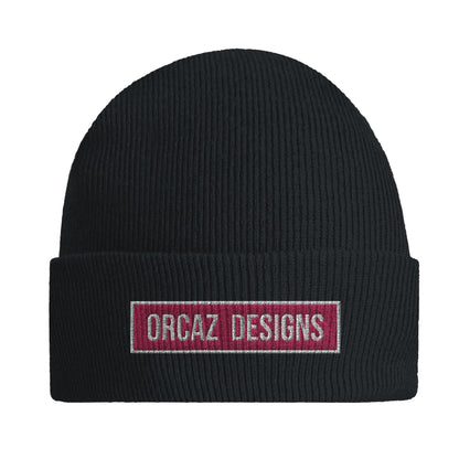 Notre bonnet noir tricoté en maille côtelée double couche avec sa broderie rose Orcaz Designs sur le revers. Un beanie confortable pour rester bien au chaud pendant la saison automne hiver. Inspiré du célèbre skateur américain Mike Carroll, légende du skate.