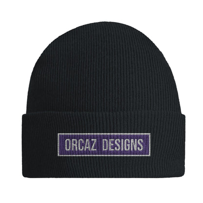 Notre bonnet noir tricoté en maille côtelée double couche avec sa broderie violette Orcaz Designs sur le revers. Un beanie confortable pour rester bien au chaud pendant la saison automne hiver. Inspiré du célèbre skateur américain Mike Carroll, légende du skate.