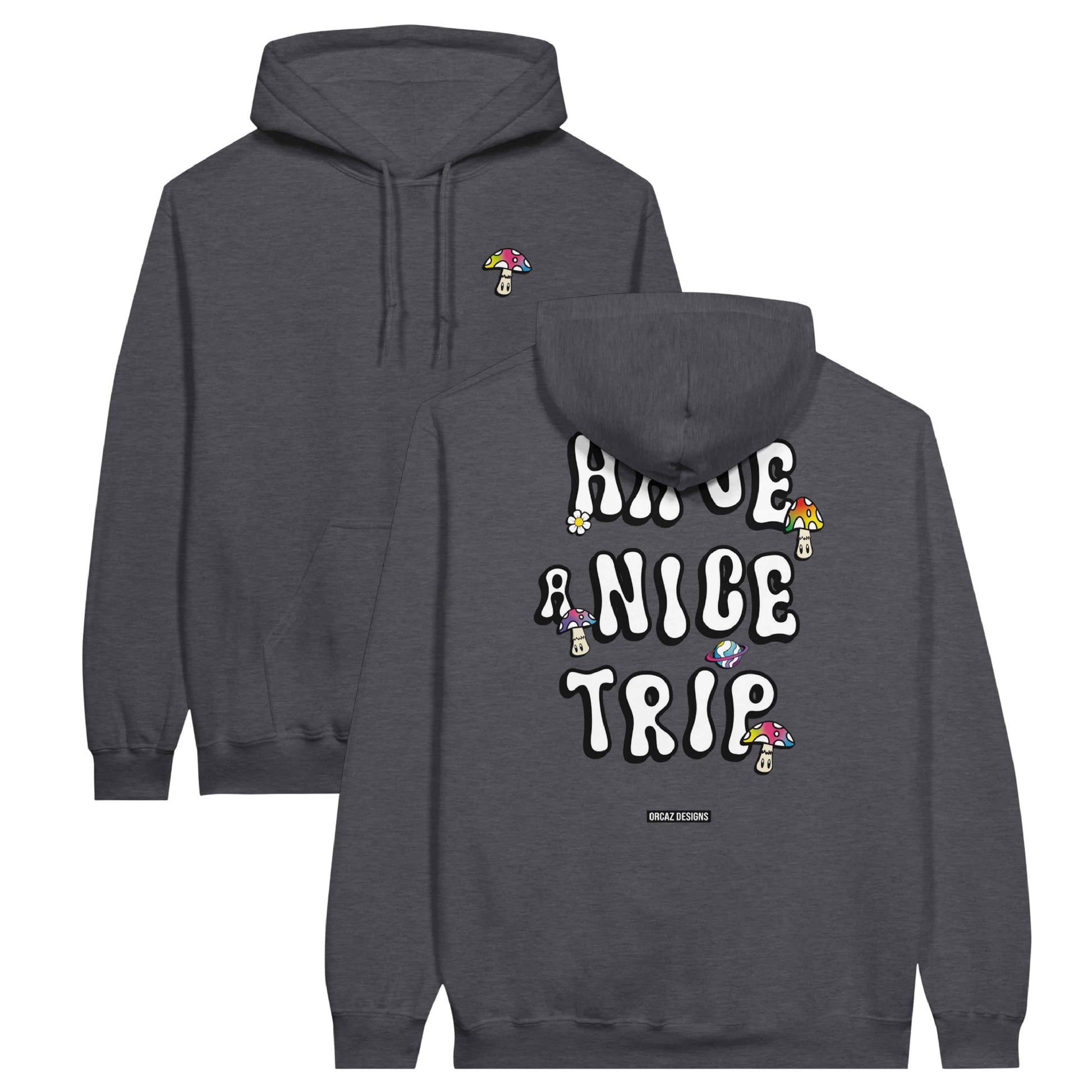 Aperçu recto verso de notre pull à capuche "Have a nice trip". Sur le coeur on retrouve un champignon multicolore et dans le dos on retrouve le texte en typographie seventies noire et blanche accompagné de champignons, de fleurs et de planètes.