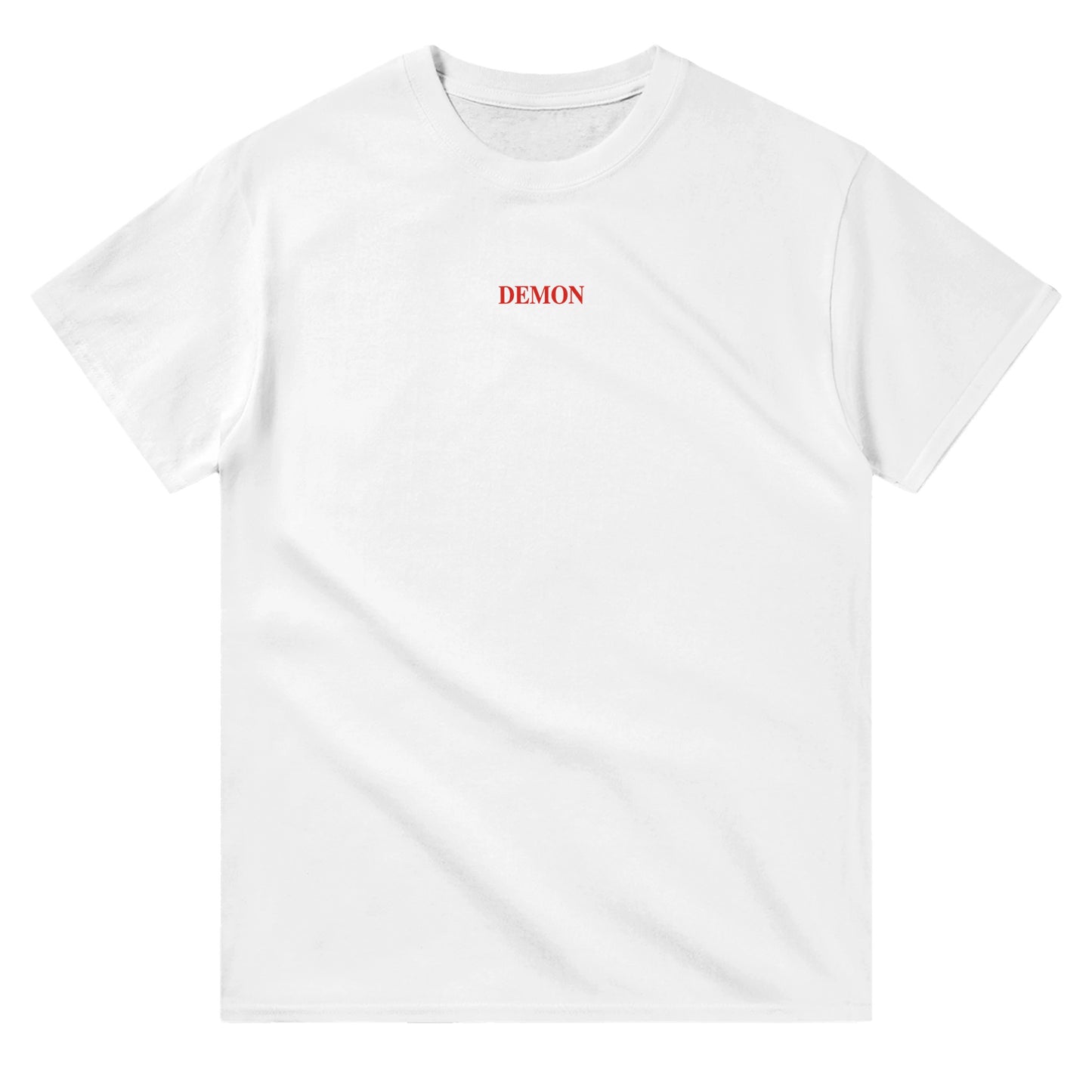 Il s'agit d'un tshirt blanc de la marque Orcaz Designs avec une broderie du mot demon sur le centre du torse en rouge