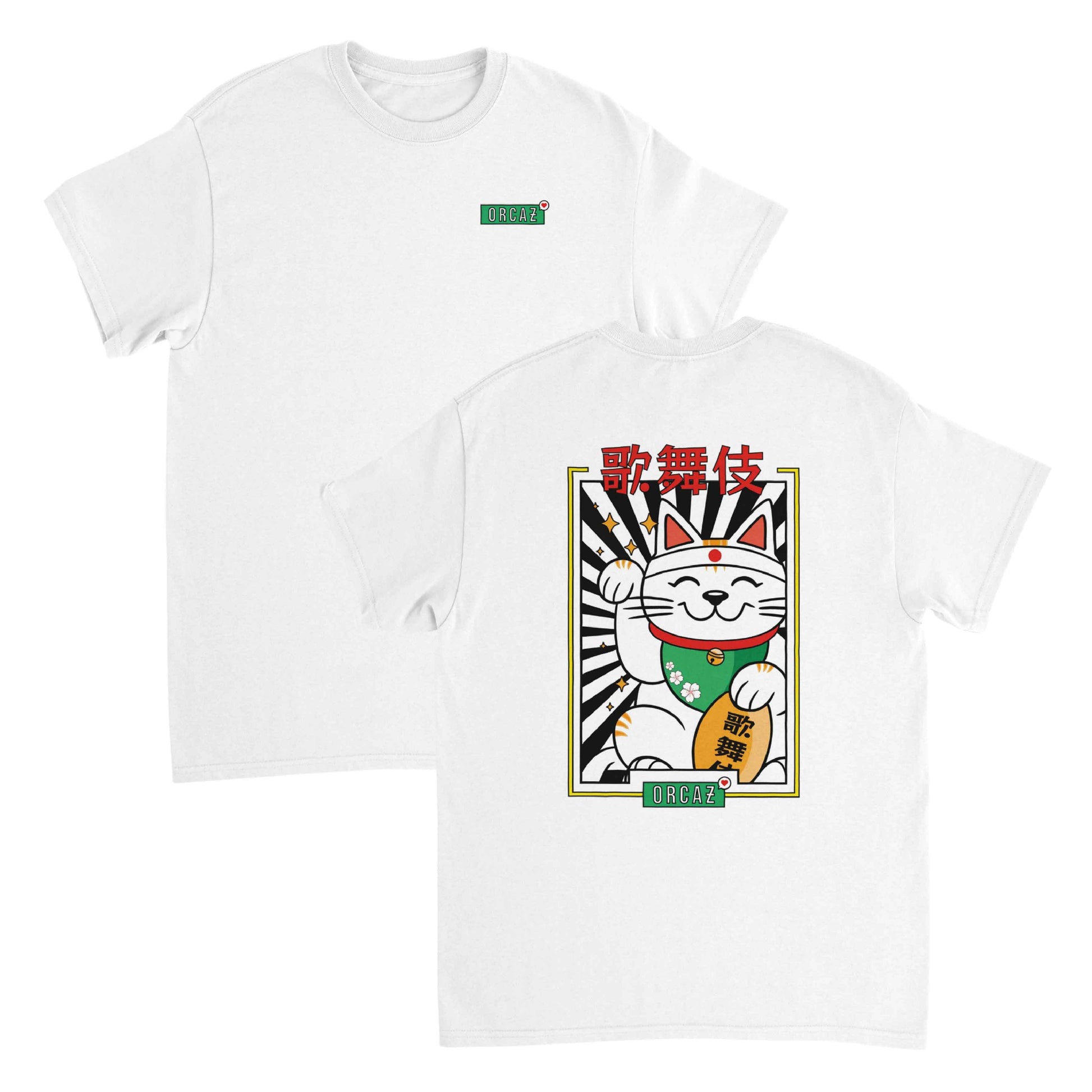 Aperçu recto verso de notre tshirt "Maneki-Neko". Notre logo Orcaz Designs est imprimé sur le coeur dans un cadre vert, et dans le dos on retrouve la célèbre statuette de chat japonaise, le Maneki Neko, sur fond radial noir et blanc, typique du soleil levant, ainsi que des caractères japonais rouges et d'autres détails verts et jaunes.