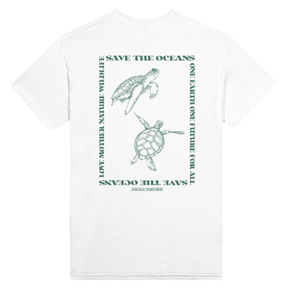 Notre tshirt blanc Save the Oceans imprimé dans le dos de notre création originale, un design couleur kaki / mousse de deux tortues de mer entourées par les textes "Save the oceans", "love Mother Nature Wildlife" et "One earth one future for all"