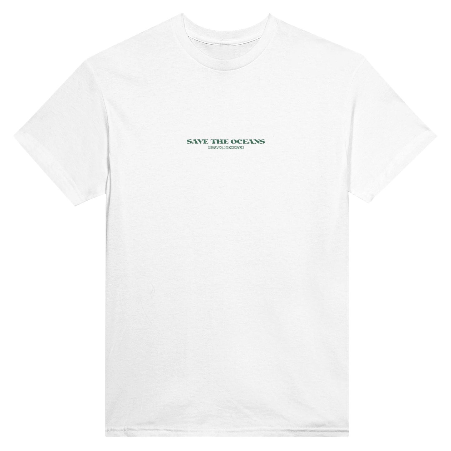 Notre tshirt blanc Save the Oceans imprimé sur la poitrine de notre création originale, un design de quatre coquillages suivis du texte "Save the oceans" couleur mousse / kaki