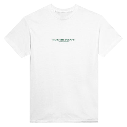 Notre tshirt blanc Save the Oceans imprimé sur la poitrine de notre création originale, un design de quatre coquillages suivis du texte "Save the oceans" couleur mousse / kaki