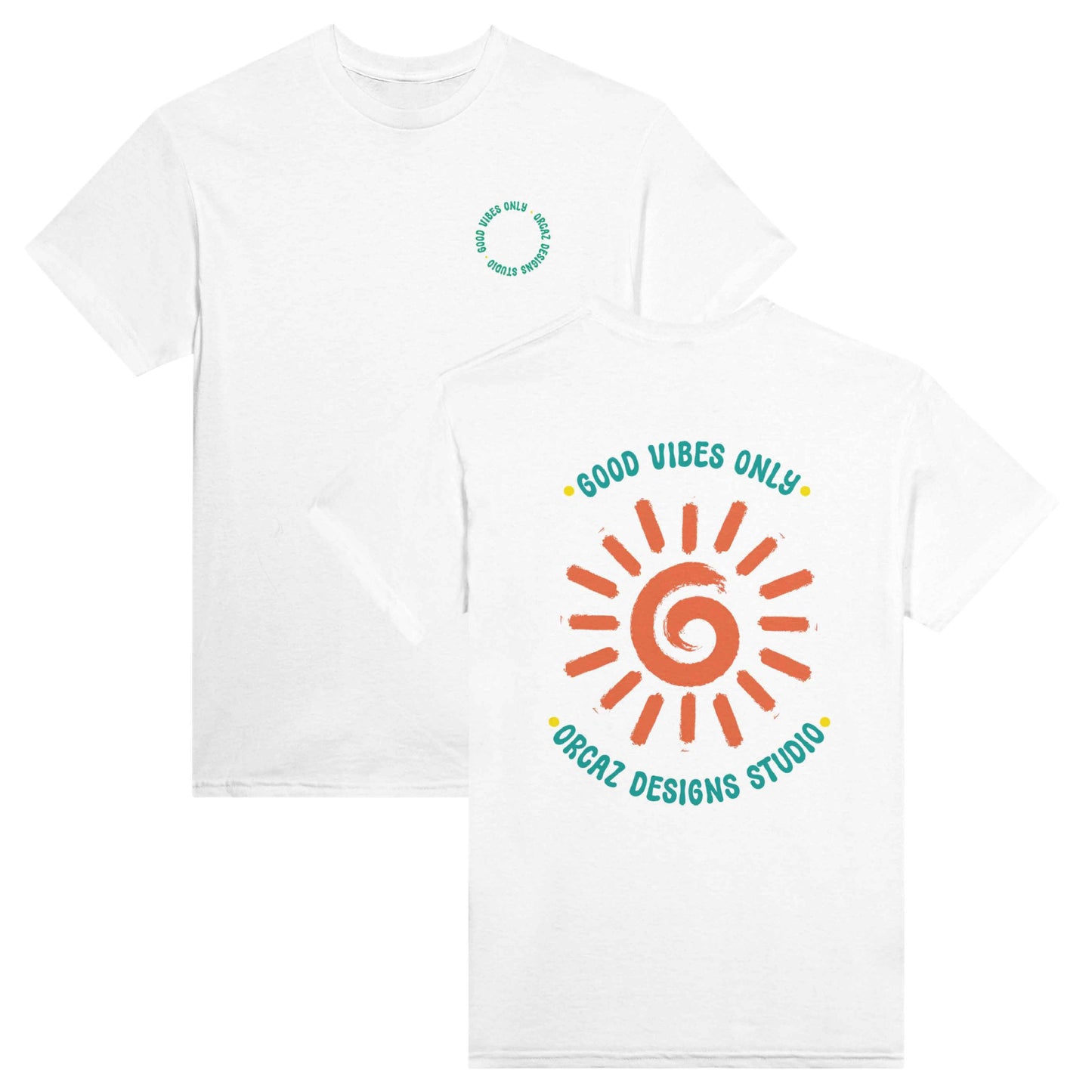 Aperçu recto verso de notre tshirt "Good Vibes Only". Inspiré du surf et de la slow life, on retrouve une impression du texte "Good vibes only" en rond sur la poitrine, et dans le dos les mêmes textes bleus qui entourent un soleil couleur rouille / orange. 