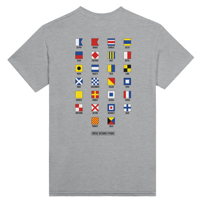 Notre tshirt gris imprimé dans le dos de notre création originale : un alphabet nautiques avec des drapeaux de couleurs