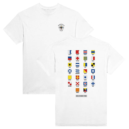 Aperçu recto verso de notre tshirt "Nautical club". On retrouve une boussole noire avec des détails bleus, jaunes et rouges imprimée sur le coeur, entourée du texte noir "International Nautical club". Dans le dos, l'alphabet marin international est imprimé. 